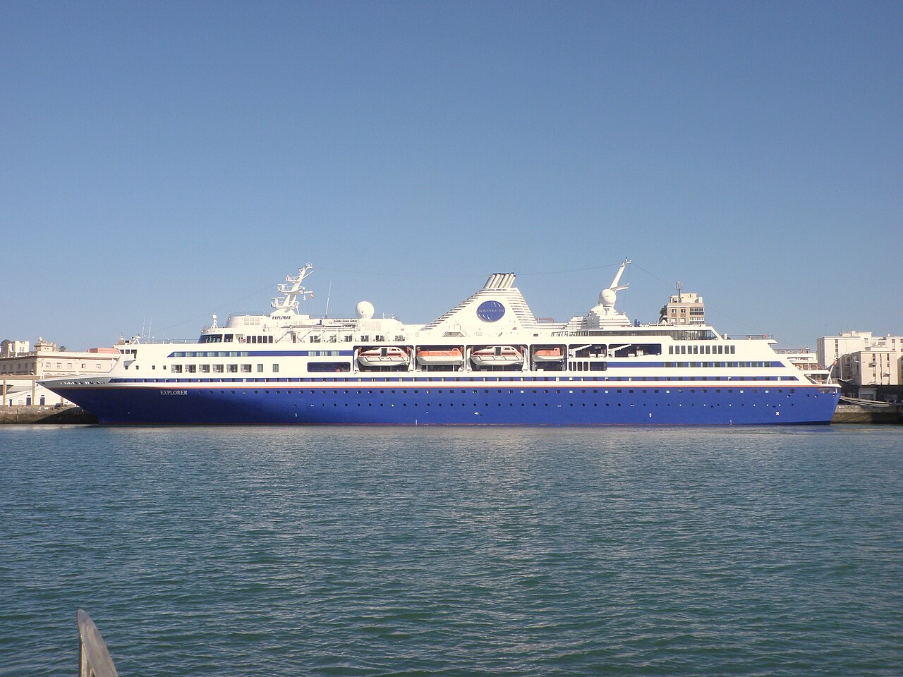 Blue Dream Star, Explorer adıyla Cádiz limanında (İspanya, 2009)