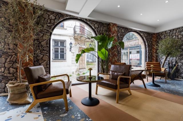 Old Stone Hotel, Kemerli, taş duvarlı lobi